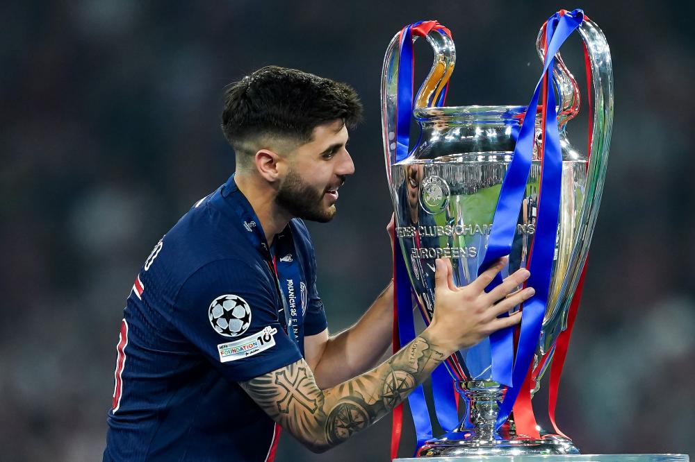 津巴布韦球队首夺联赛冠军，球队老板直接揣25万美元现金奖励球队